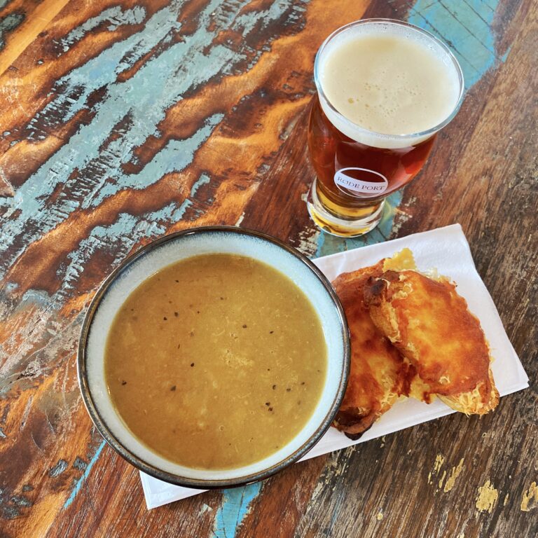 Løgsuppe m. ostebrød