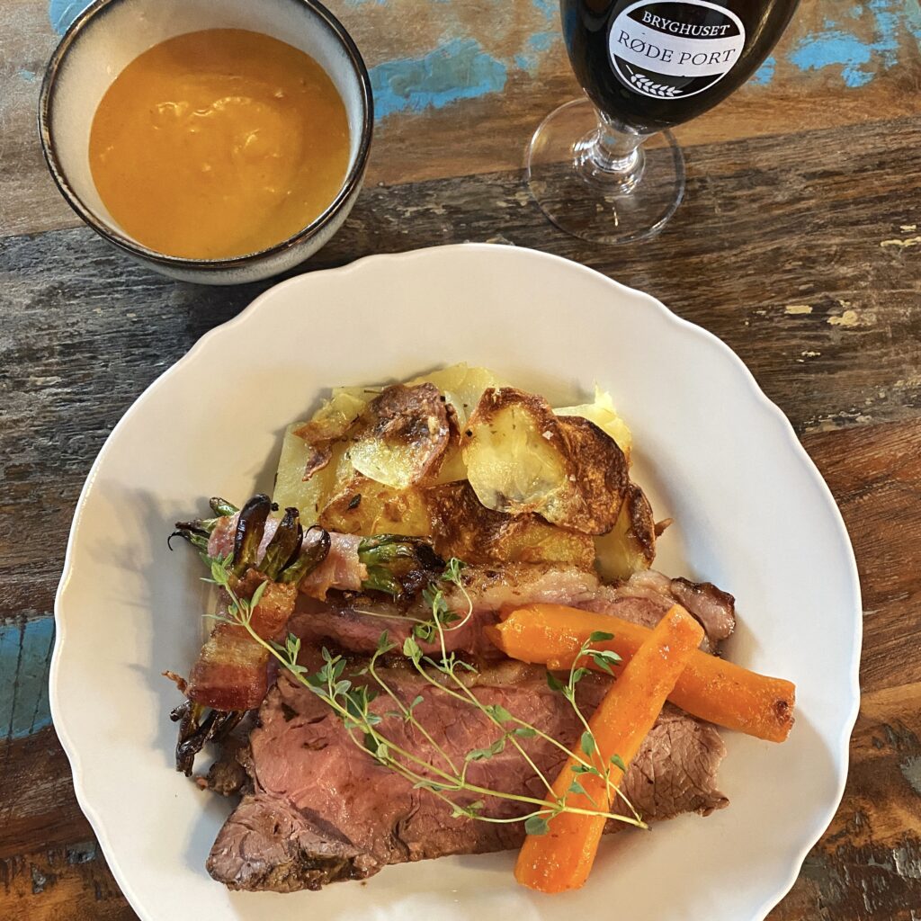 Helstegt oksefilet m. pommes anna, pebersauce & bagt grønt UGE 37