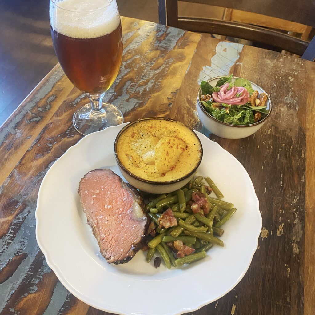 UGE 45 Langtidsstegt oksefilet m. flødekartofler, baconsvøbte bønner & frisk salat