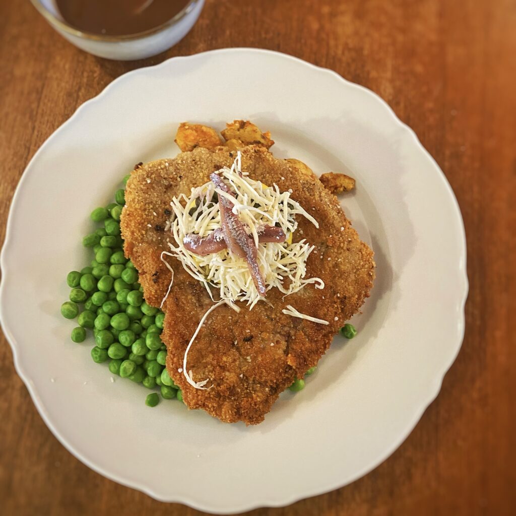 UGE 08 Wienerschnitzel m. stegte kartofler, ærter, dreng & skysovs